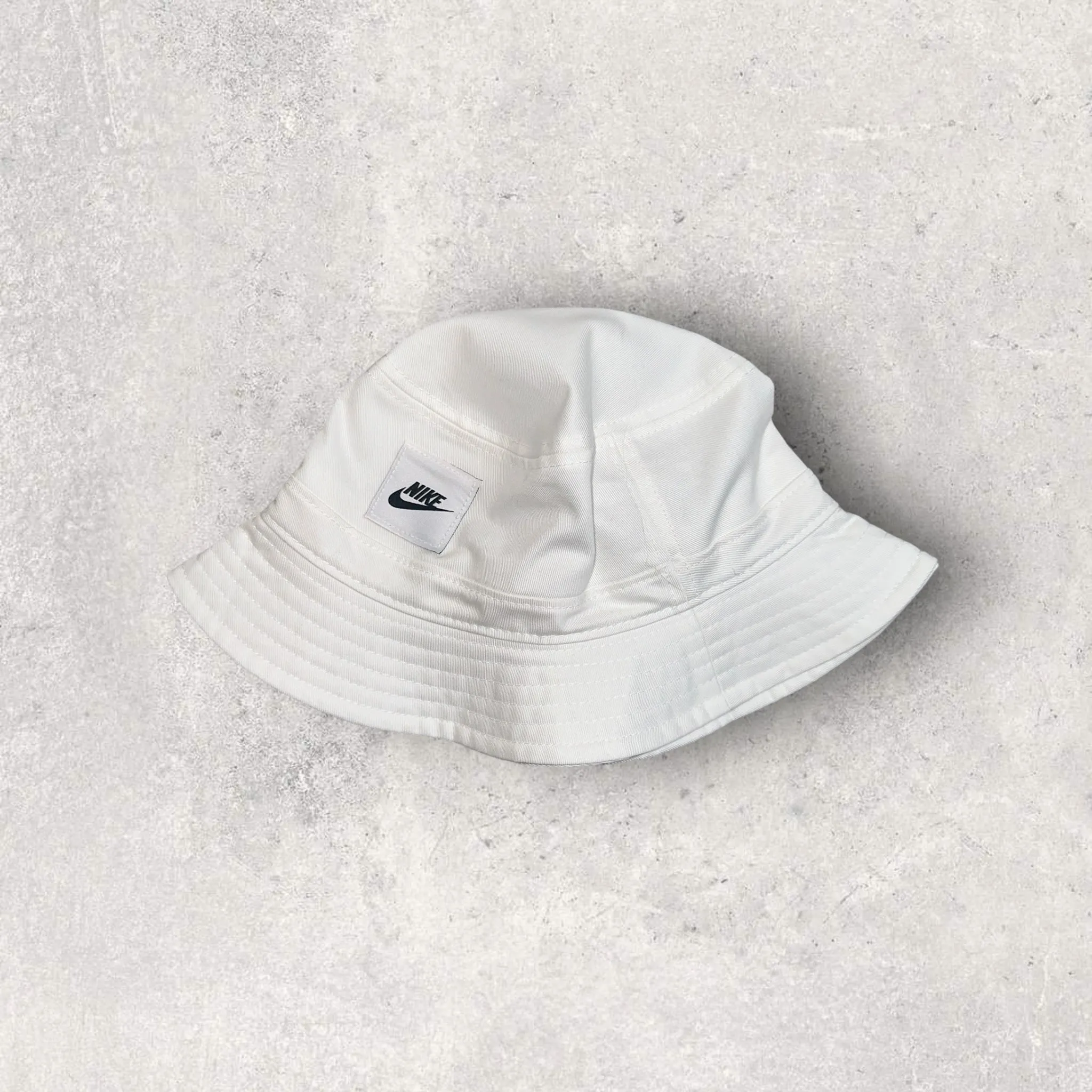 NIKE BUCKET HAT - WHITE